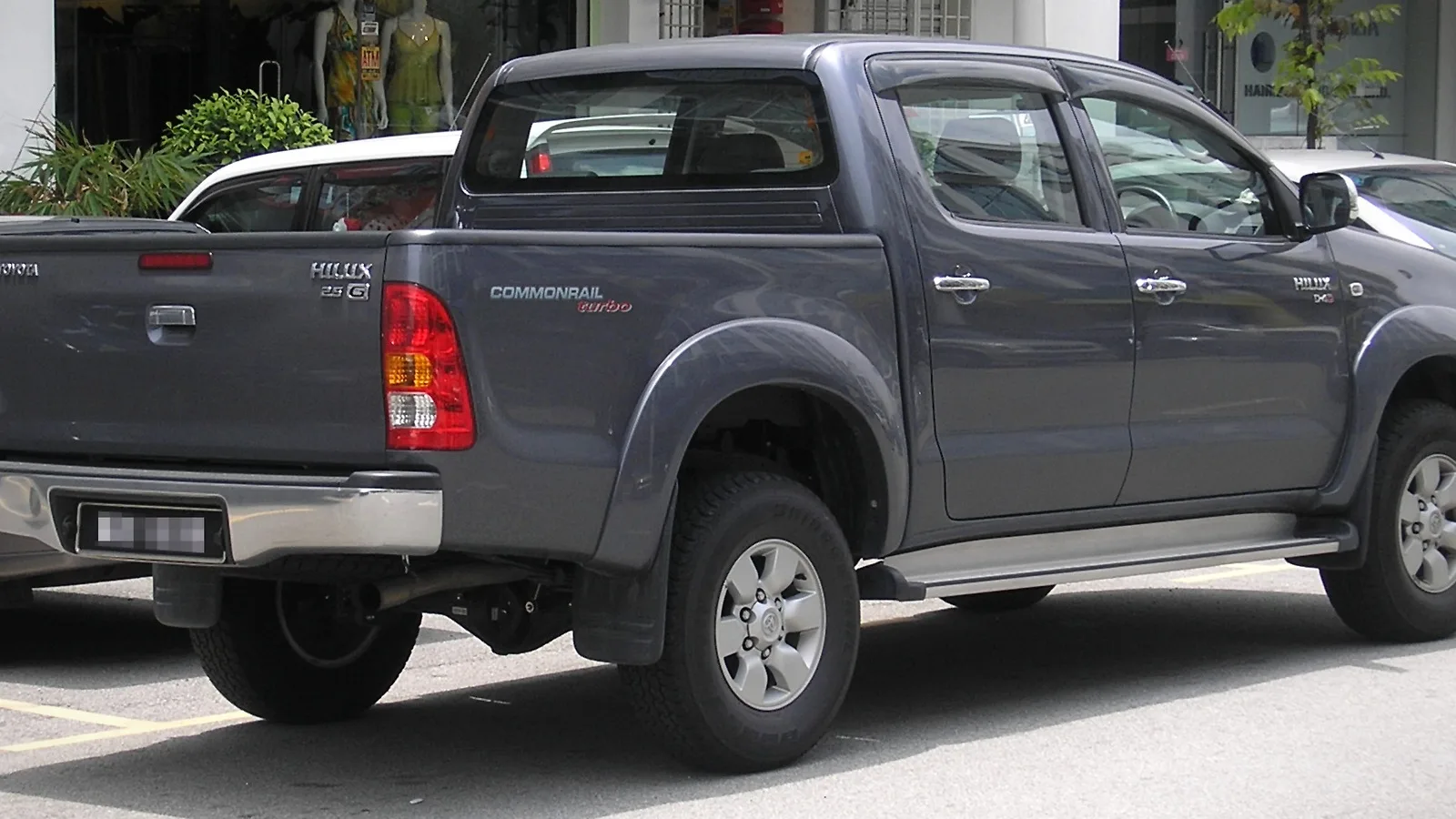 Photo cover showing a Toyota Hilux rear tailgate for a tailgate lift assist export buying guide. Source image: Wikimedia Commons, CC BY-SA 3.0.